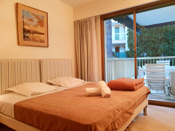 Спалня 1 със СУПЕРГОЛЯМО ДВОЙНО ЛЕГЛО - достъп до тераса