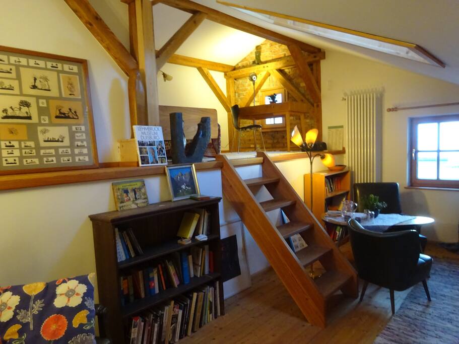 Treppe zur Empore mit einem Einzel-Bett