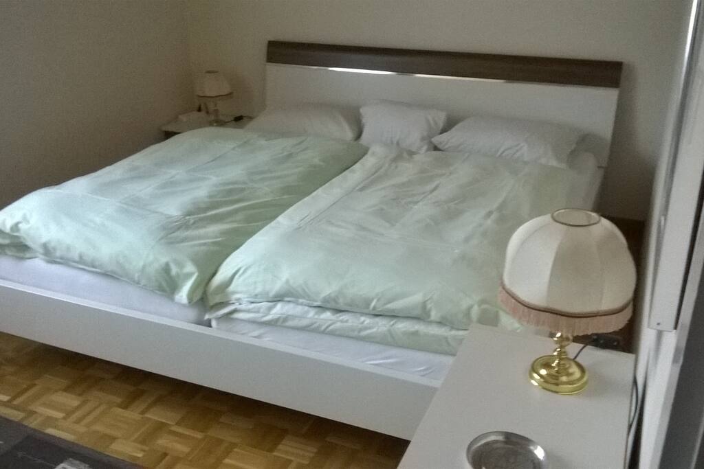 Schlafzimmer mit Doppelbett