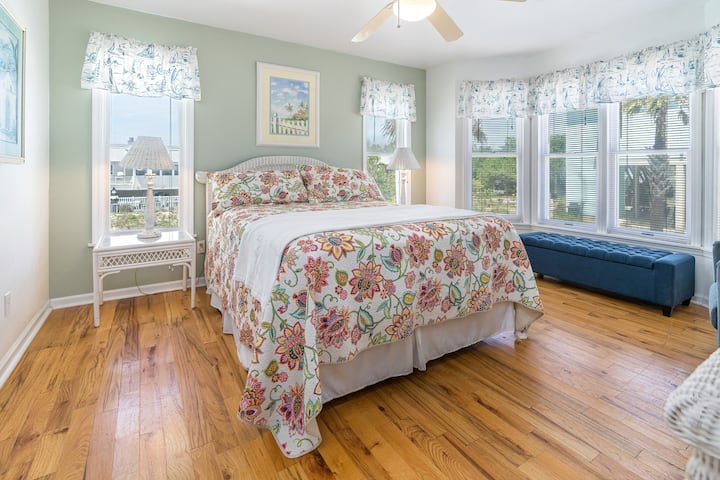 غرفة نوم بسرير كبير تطل على حمام السباحة