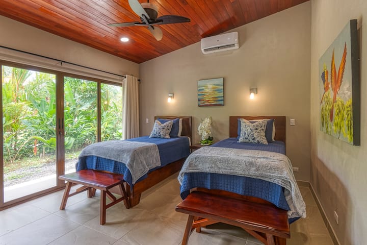 Este dormitorio se puede acomodar para 2 camas individuales o una cama tamaño king.