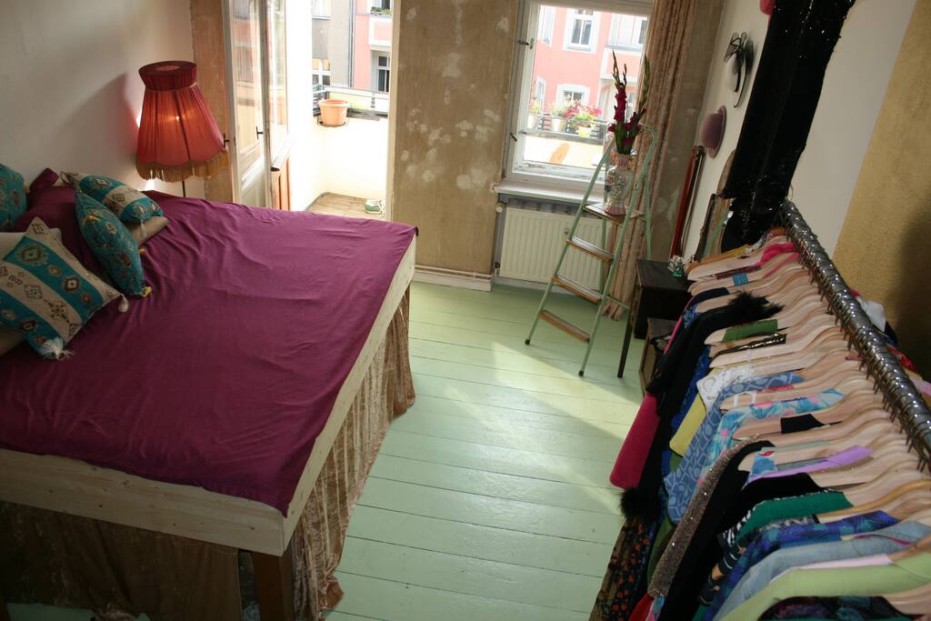 This is the BED you'll be sleeping in NOT the room. Sorry - I've changed the rooms round and haven't made pretty pictures yet.