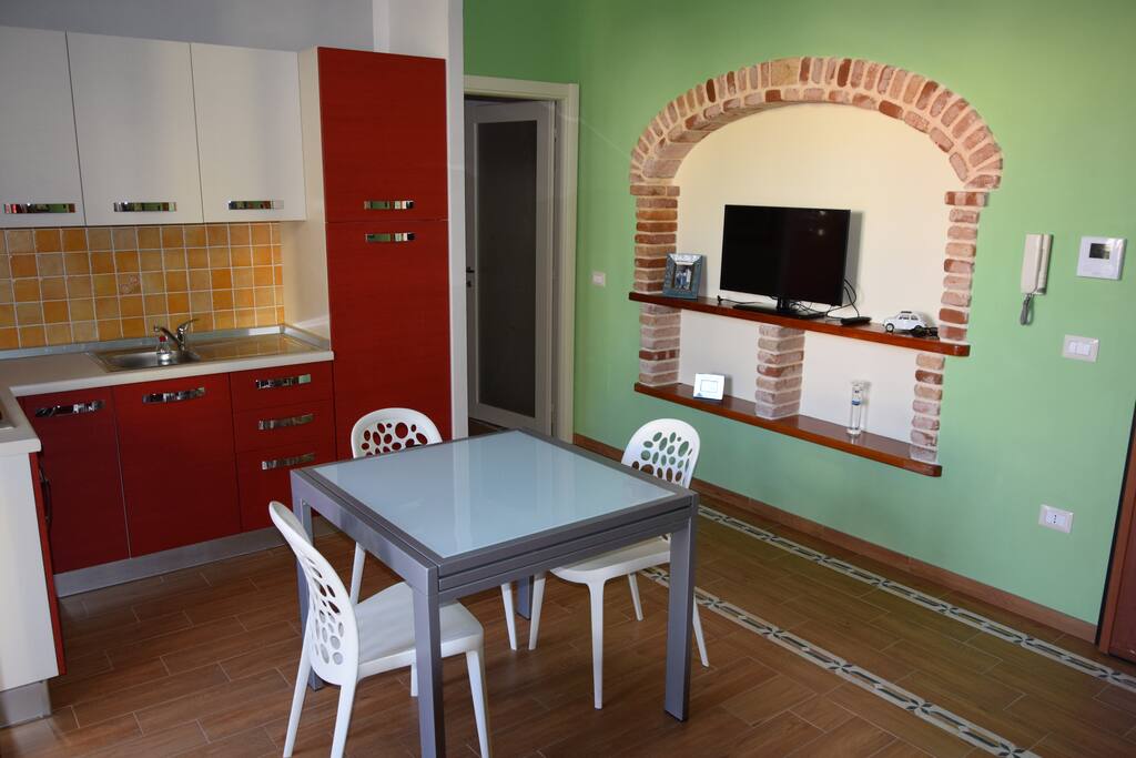 Angolo cottura con 4 fuochi, frigo, freezer, macchinetta del caffè e set completo di piatti e posate. Tavolo allungabile e tv.