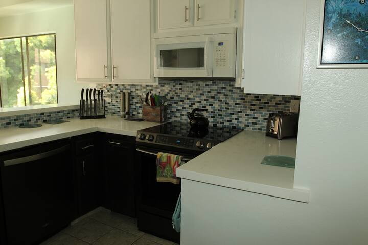 Spacious, View, BBQ, Walk to Beach, Restaurants gallery image 5