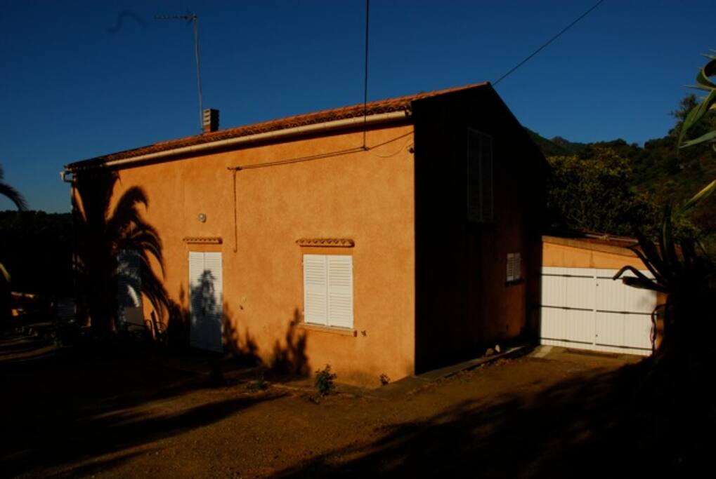 La villa à la tombée du jour...
