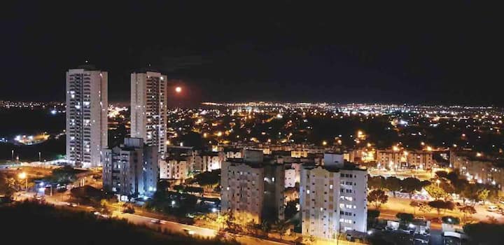 vista nocturna de la ventana de la habitación
