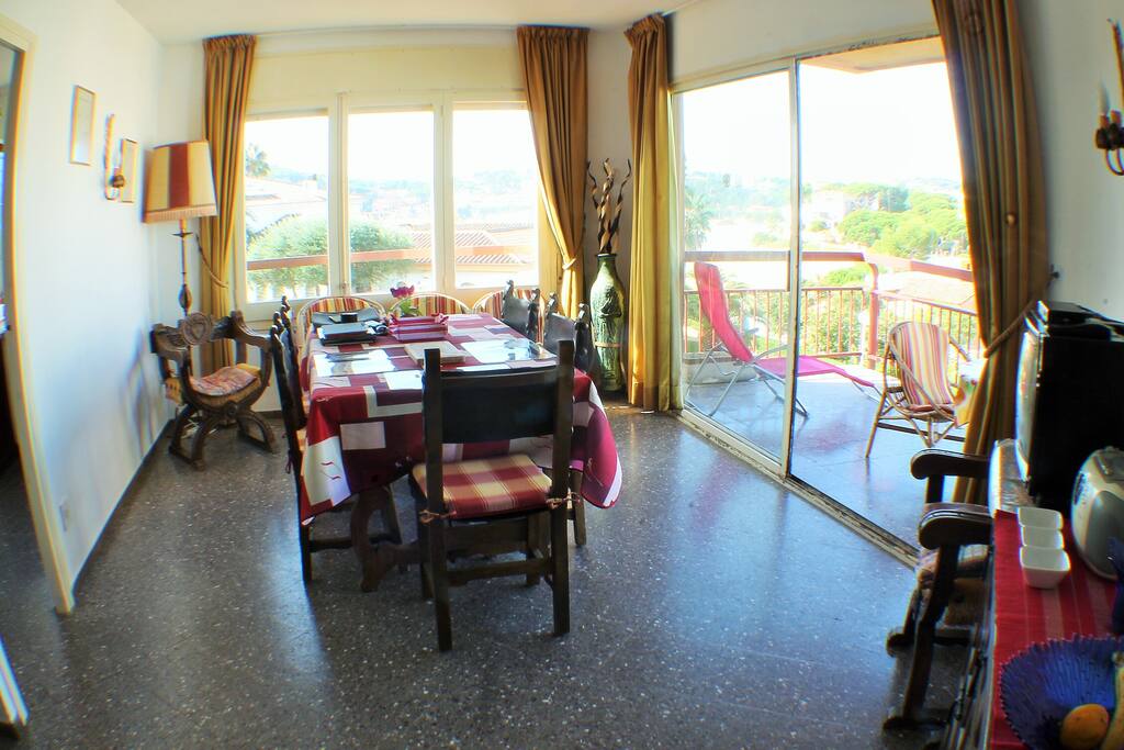 Salle à manger et balcon