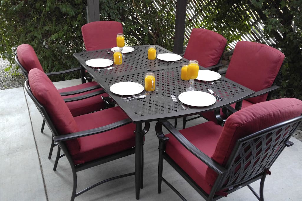 New table and chairs for back patio in 2017