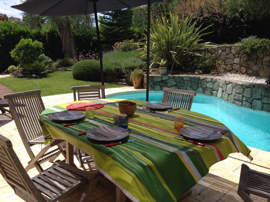 Repas sous la pergola