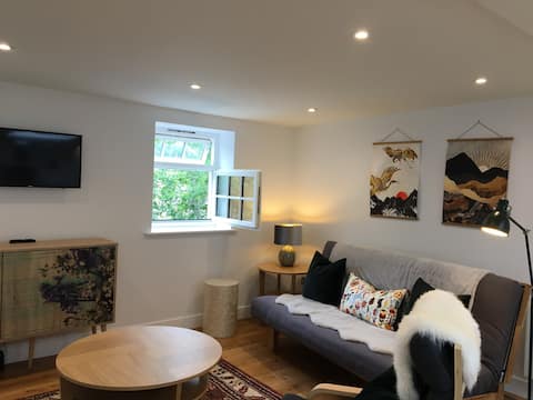 Popular Airbnb listing: Modern, cosy, hidden Gem - Central Glastonbury in Glastonbury