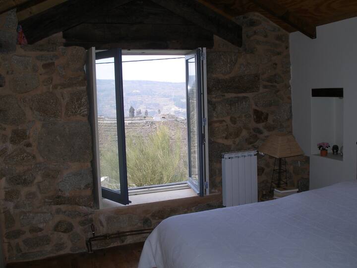 寝室１ ：ダブルベッド