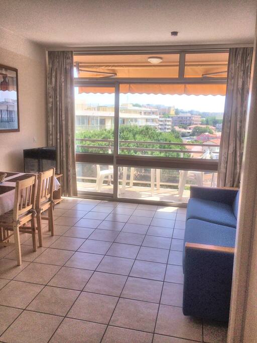 Balcon avec table +4 chaises + TV 80cm