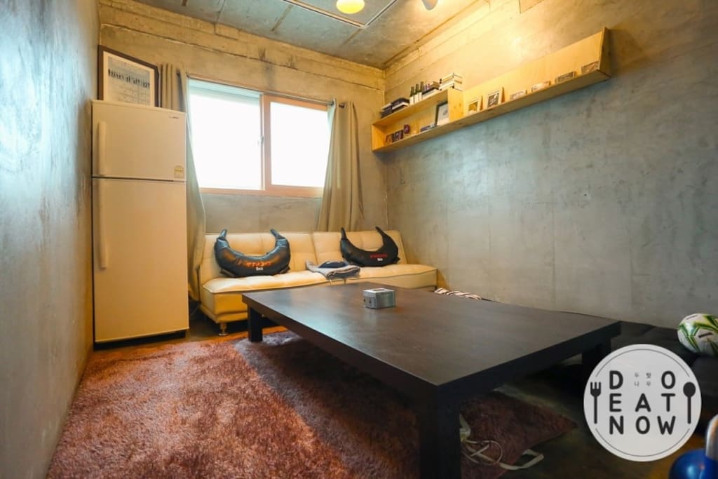 한국식 좌식룸으로 식사,대화가 가능한 카페공간입니다.
Our house , cafe main hall panoramic view.