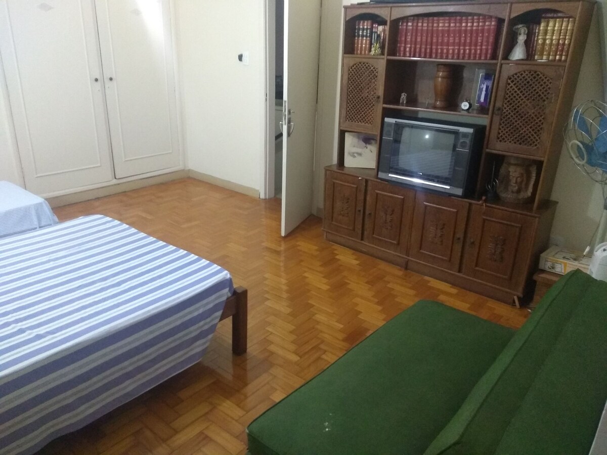 Apartmán  s manželskou posteľou, rozkladacou pohovkou pre dve osoby. Veľká spálňa. 