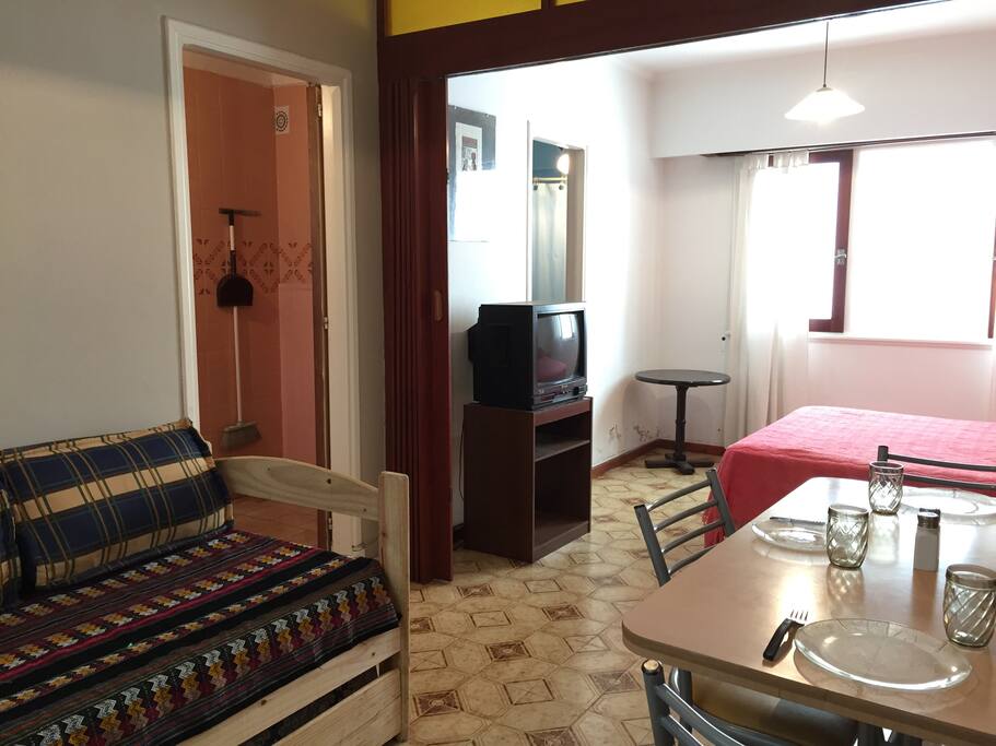 Televisión por cable disponible. Diván con 2 camas de 1 plaza
