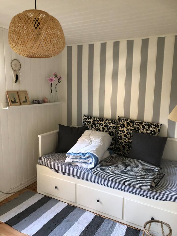 Habitación con cama que se puede convertir en cama doble.
Pintado en 2021