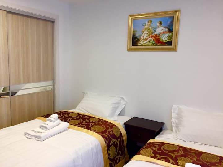 غرفتا نوم بسريرين مفردين بمقاس كبير