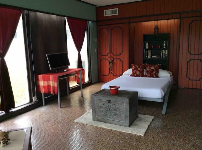 Charming Private Room w/Canal Views in S. Florida