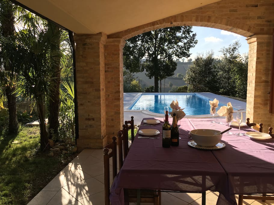 Veranda voor heerlijk ontbijt, lunch of dinner in de schaduw