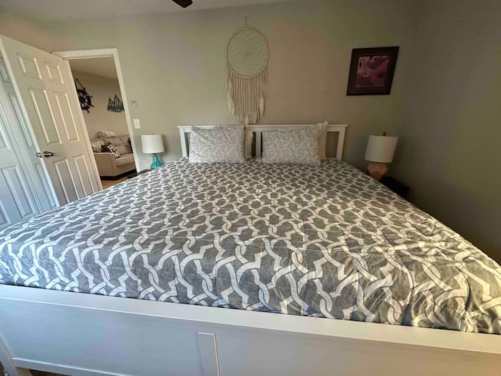 Hlavná spálňa s priestrannou manželskou posteľou