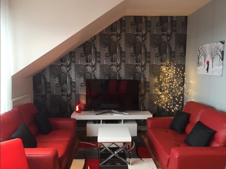 Relax on the west-facing balcony and enjoy the views over Edinburgh city centre