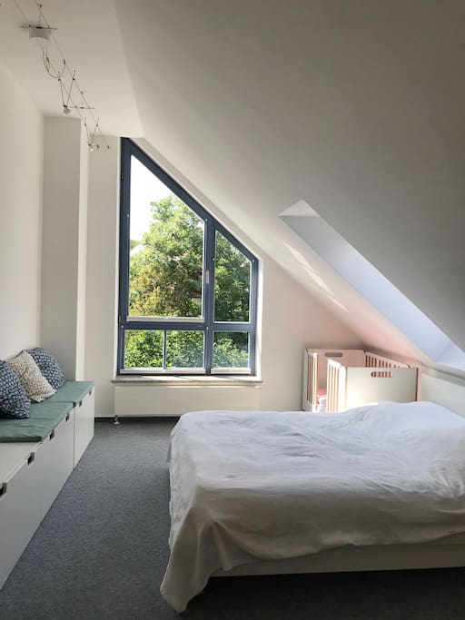 Schlafzimmer mit Blick ins Grüne