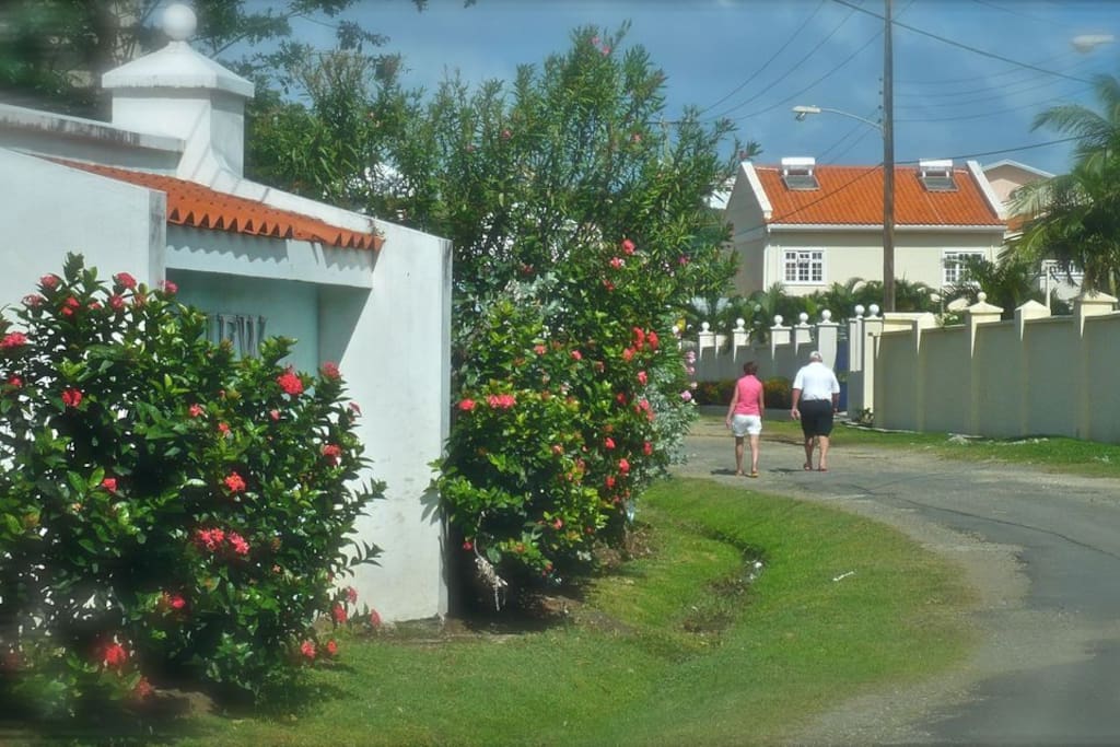 Stroll in your garden neighbourhood to convenient shops & restaurants.