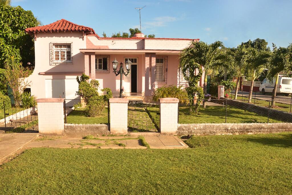 Jardin Frontal a la Carretera central