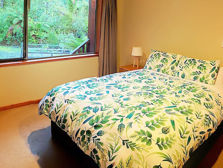 تحتوي غرفة النوم الثانية على سرير بحجم كوين سايد مع مرتبة وسادة وبطانية كهربائية.   كما يحتوي على خزانة ملابس جدارية كاملة بالإضافة إلى صندوق من الأدراج أيضًا. 