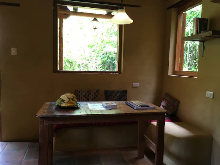 Quiet Hummingbird Cabin at Lush Oasis