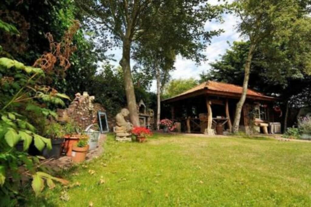 Sfeervolle tuin met veranda.