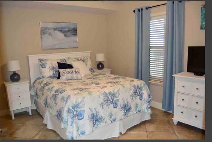 חדר שינה לאורחים עם מיטת קווין סייז.