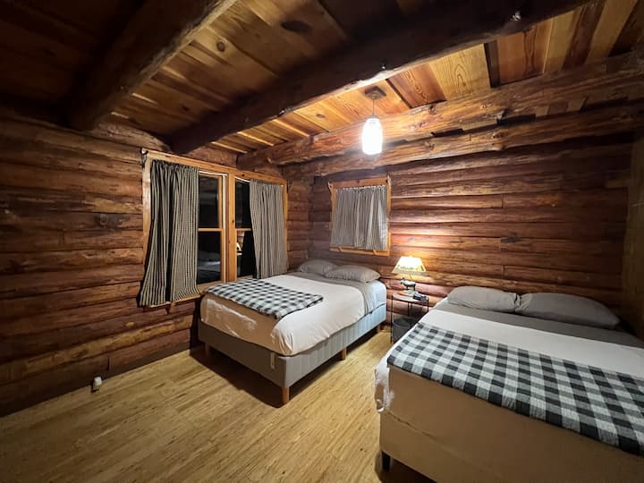 2nd bedroom w/2 full beds