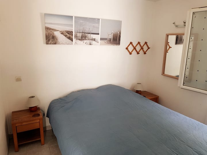 Begane grond slaapkamer, uitzicht op het zwembad.
Verlichte kingsize 160x200
Sommier tapissier + matelas 30cm