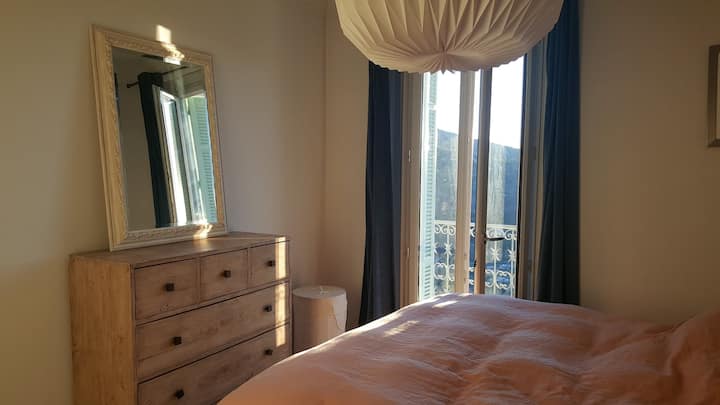 ห้องนอน 1: เตียงคู่ขนาดคิงไซส์ 1 หลัง 