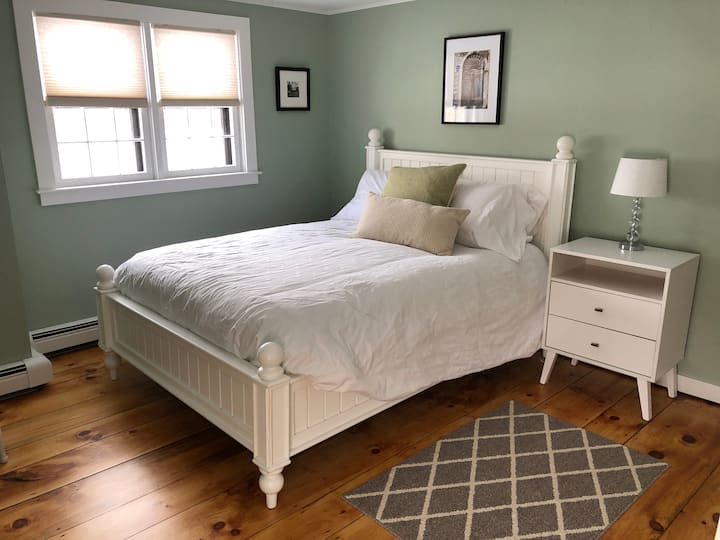 მე-2 სართულის საძინებელი, რომელიც სილვერის ტბას გადაჰყურებს