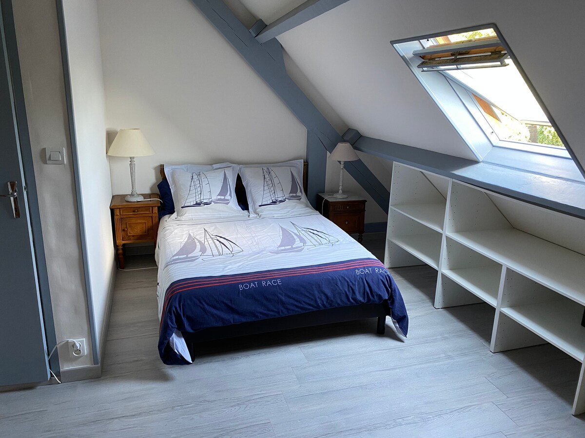 1 cama de 140 cm en el lado sur y 4 almohadas: 2 cuadradas y 2 rectangulares 