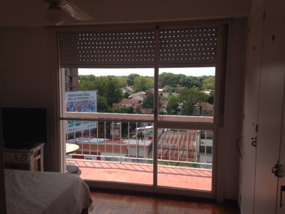 Habitación luminosa con balcón