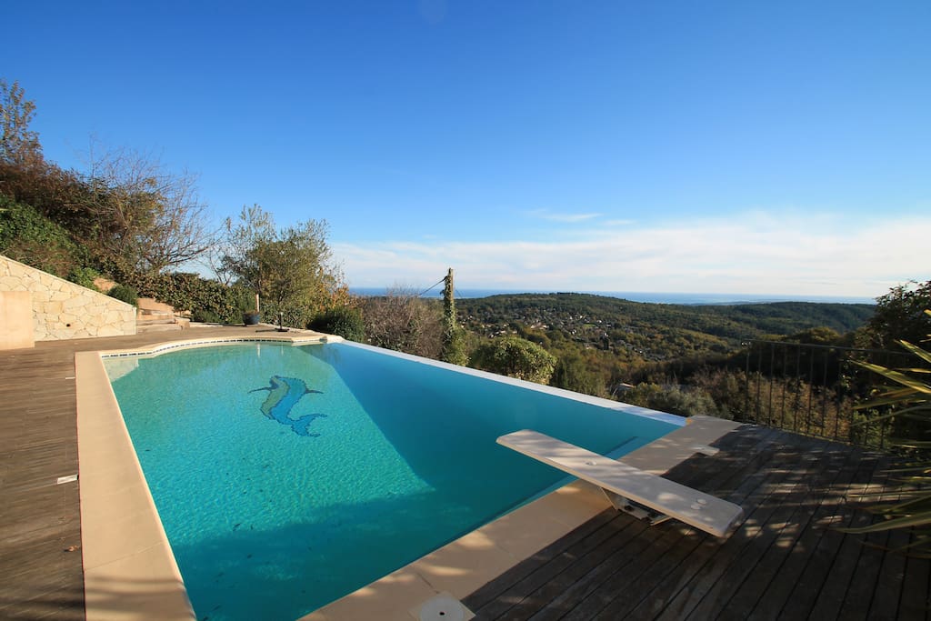 Large infinity pool with diving board