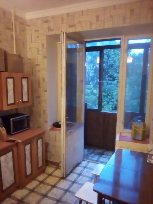 В кухне выход на балкон
