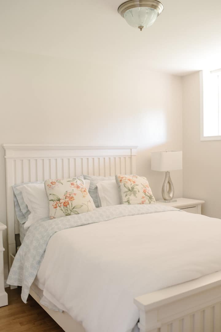 Spodná  izba s manželskou posteľou