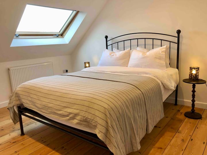 Chumba cha kulala cha roshani chenye kitanda cha ukubwa wa mfalme