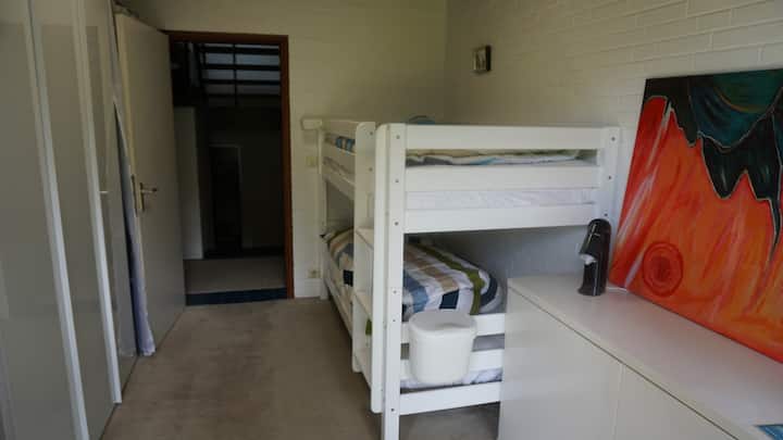 带上下铺的年轻人房（也适合成人入住）