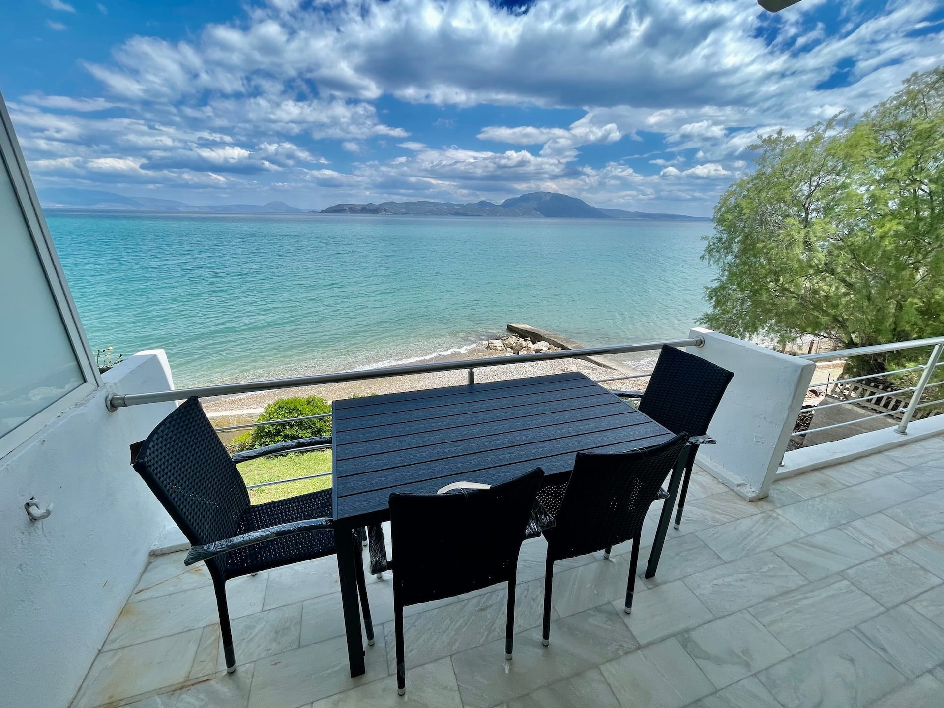 Stunning Beachfront Apartment Strátos