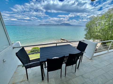Stunning Beachfront Apartment "Strátos"