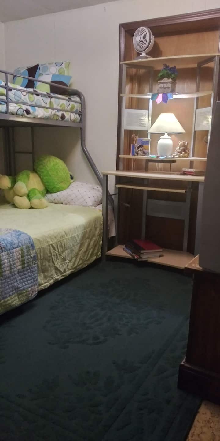 Ikamelo lesithathu linombhede ongagqwali onombhede ongaphezulu onobukhulu obubili nombhede ongaphansi osayizi ophelele. 