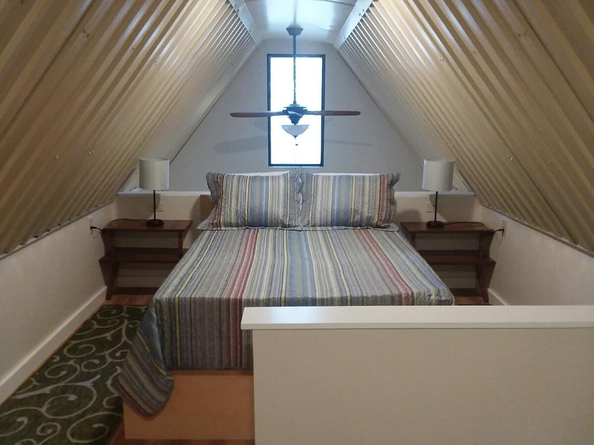 阁楼卧室配备Sealy毛绒枕头全尺寸床垫、床架和3英寸温度调节、身体舒适凝胶床垫套，为您提供支持，缓解压力，帮助您舒适入睡