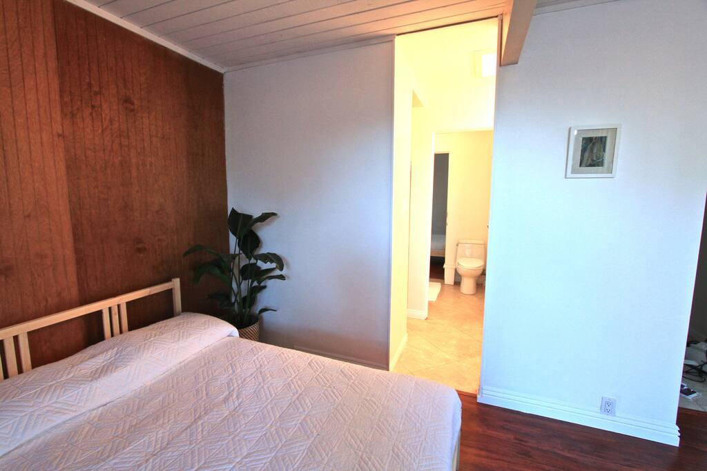 The bathroom that connects the two bedrooms.