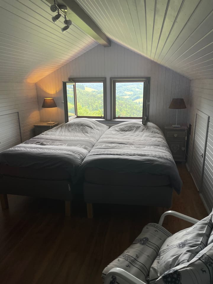 Dormitorio 3 arriba, 2 camas de una plaza o una cama queen si están al lado de la otra.