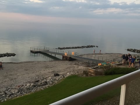 Ground Floor Lakefront Condo- Pool, Beach, Balcony